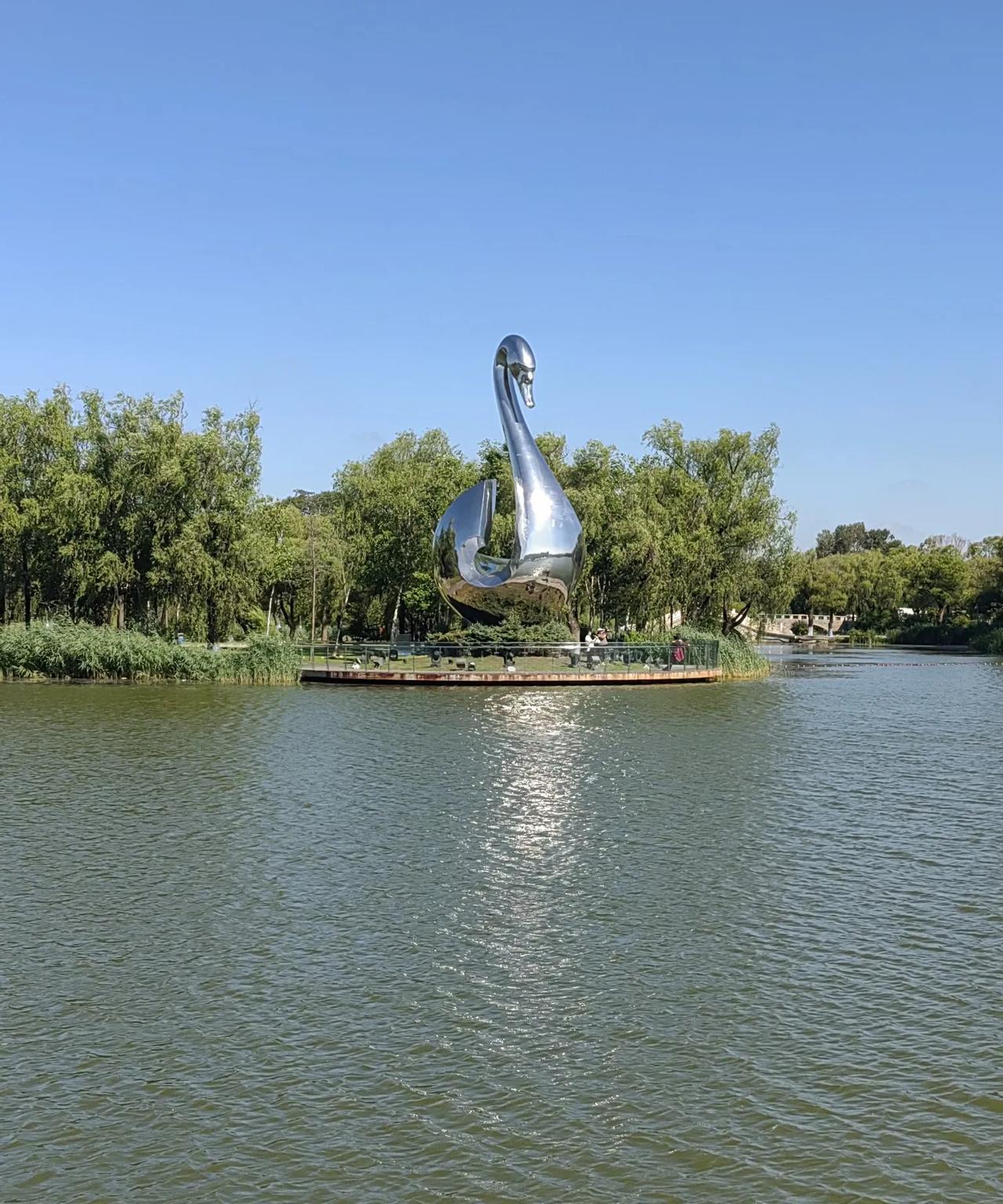 胡锡进先生的这篇文章，关于大连工业大学，处理女学生与外籍男偷情的事件，缺乏慎重。