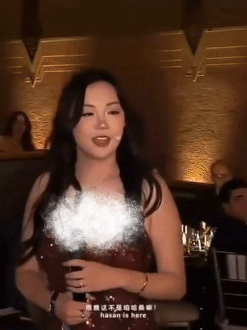 这位华裔女主持人“回旋镖”到自己！她调侃哈桑穿的中山装：“口袋里的振动遥控器…”