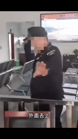 这下好了监控录像一出来，明明管事的都点头放行。让人家去上厕所了，偏偏守门的