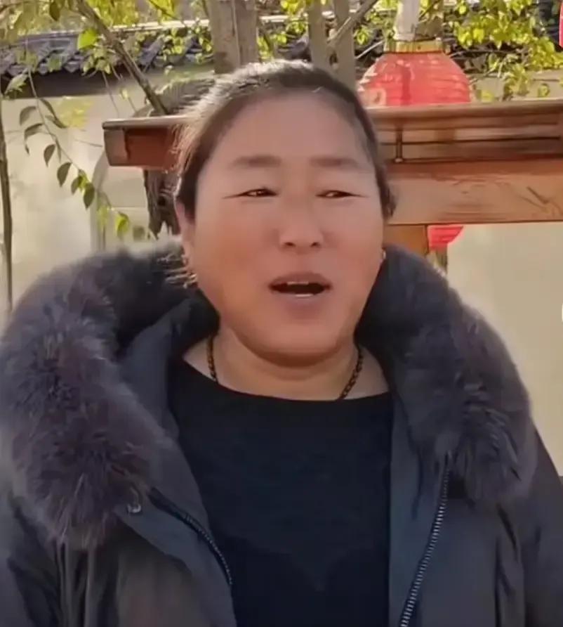 嘿。现在全网都夸大衣嫂是“旺夫锦鲤”。夸她朴实，夸她淡定。没人提那十年。