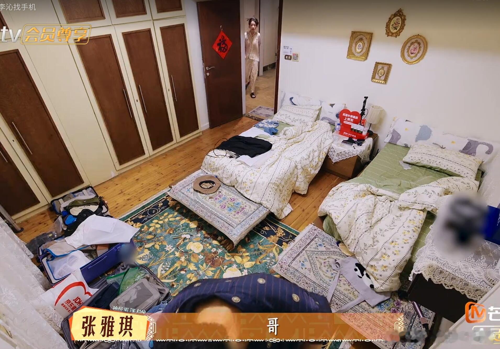 花儿与少年哎呦这一幕大哥小妹甜的冒泡！最新一期母带放送里，小妹大早上