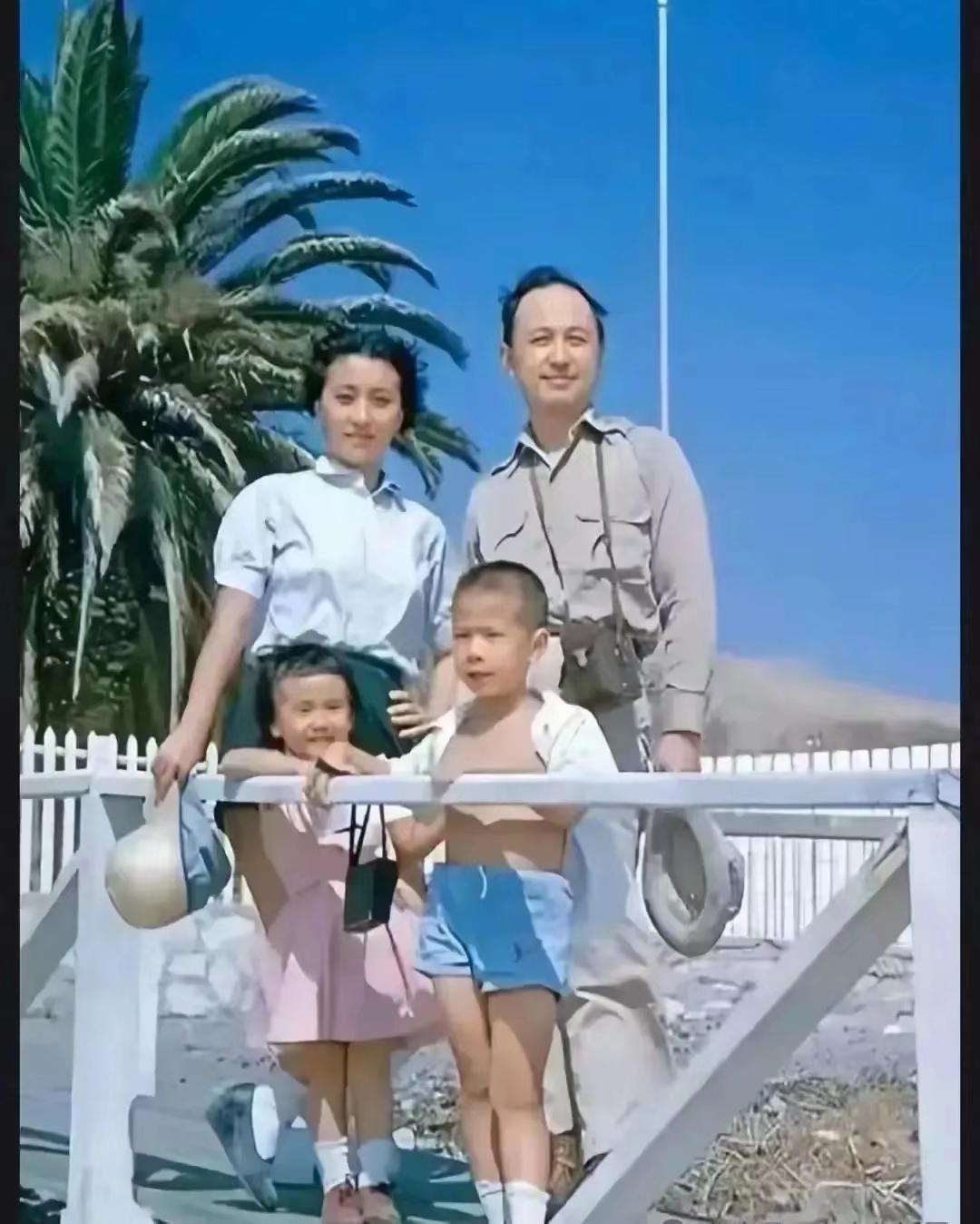 这是拍摄于1952年的一张老照片，地点美国，这是41岁的钱学森和33岁的妻子蒋英