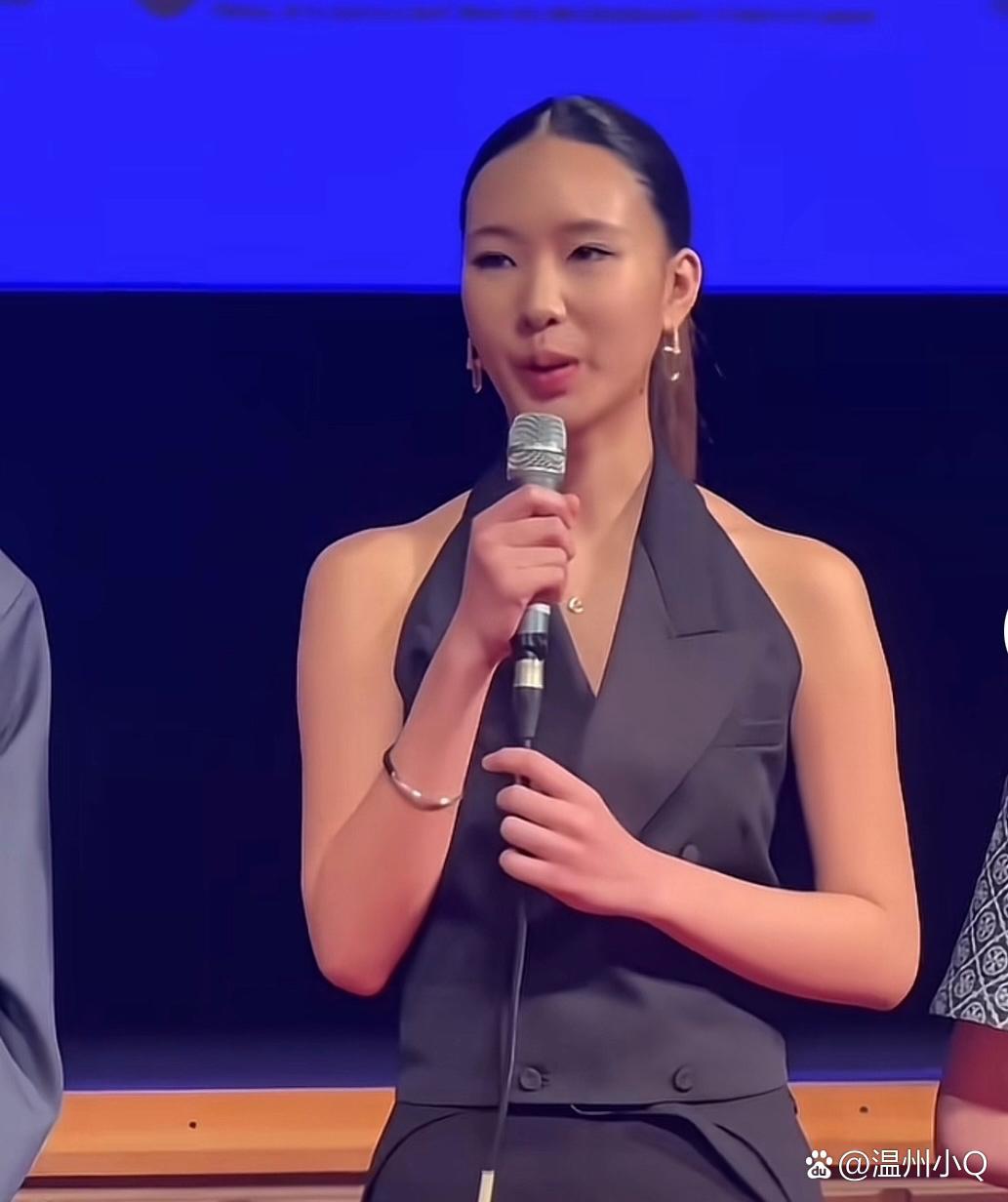 小S的大女儿Elly跑去演戏，在首映礼上侃侃而谈。Elly其实蛮照骗的，平实自拍