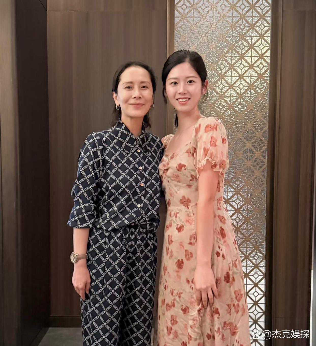 48岁海清带19岁儿子和长辈们一起聚餐，她的打扮老气，脸部素颜，脸色看起来好憔悴