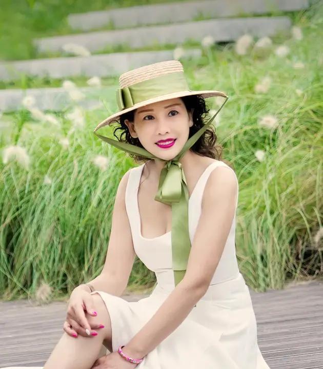 孩子毕业典礼上，前夫前妻拍了张全家福。何晴和许亚军离婚后，在聚会碰杯说笑。王