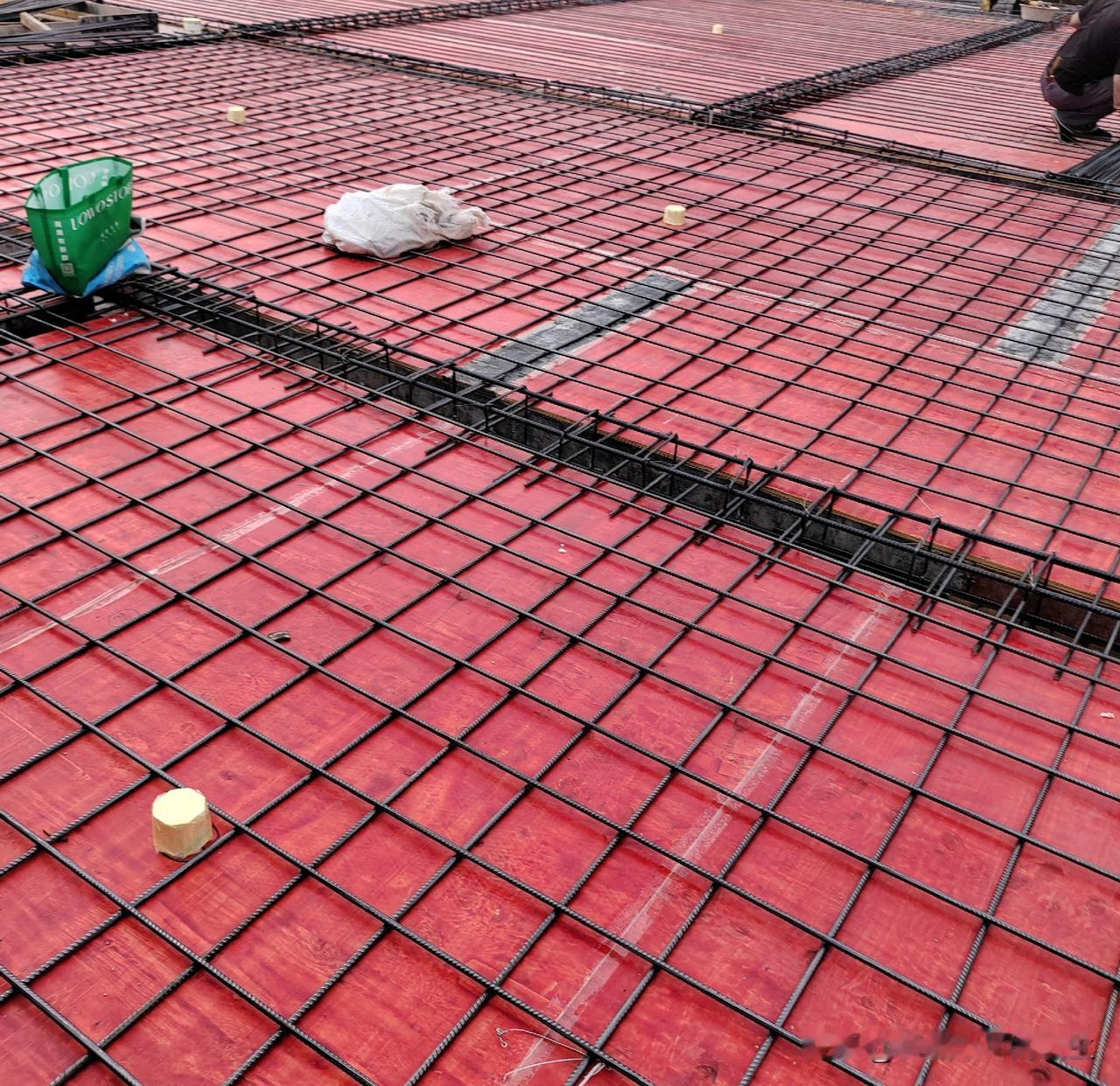 介绍人也不好当，工钱的事一定别掺和如果工地老板托我帮忙找几个钢筋工绑扎屋面，