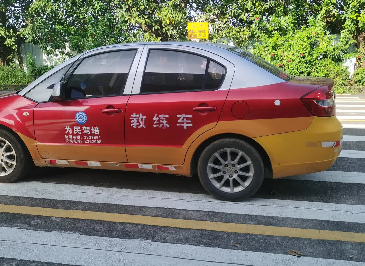 天菩萨保佑，女儿今天第三次考科目二，一大早就赶到这儿来了，人可真不少呢，教练车一
