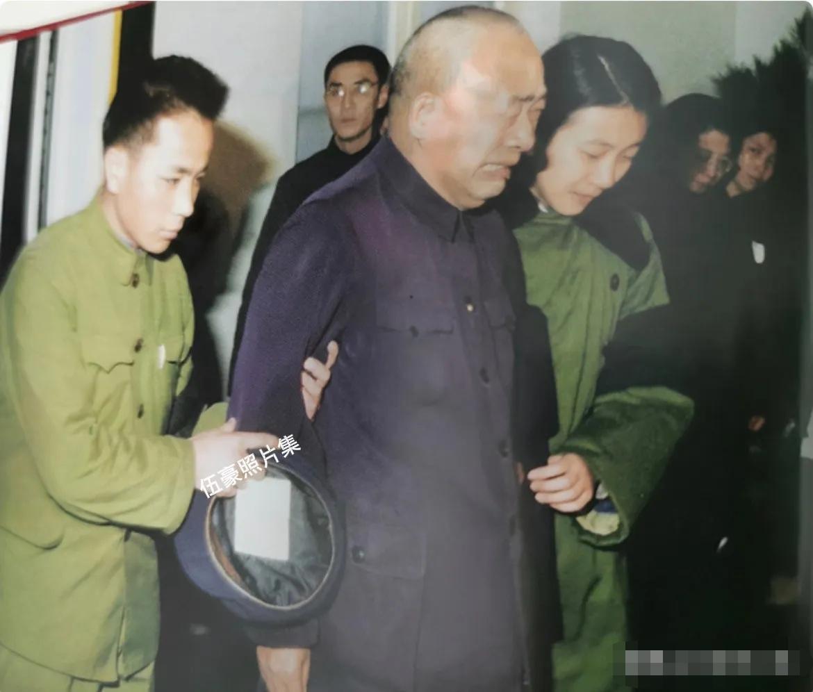 1976年1月10日，周恩来总理的遗体告别仪式上，62岁的开国将军余秋里哭得撕心