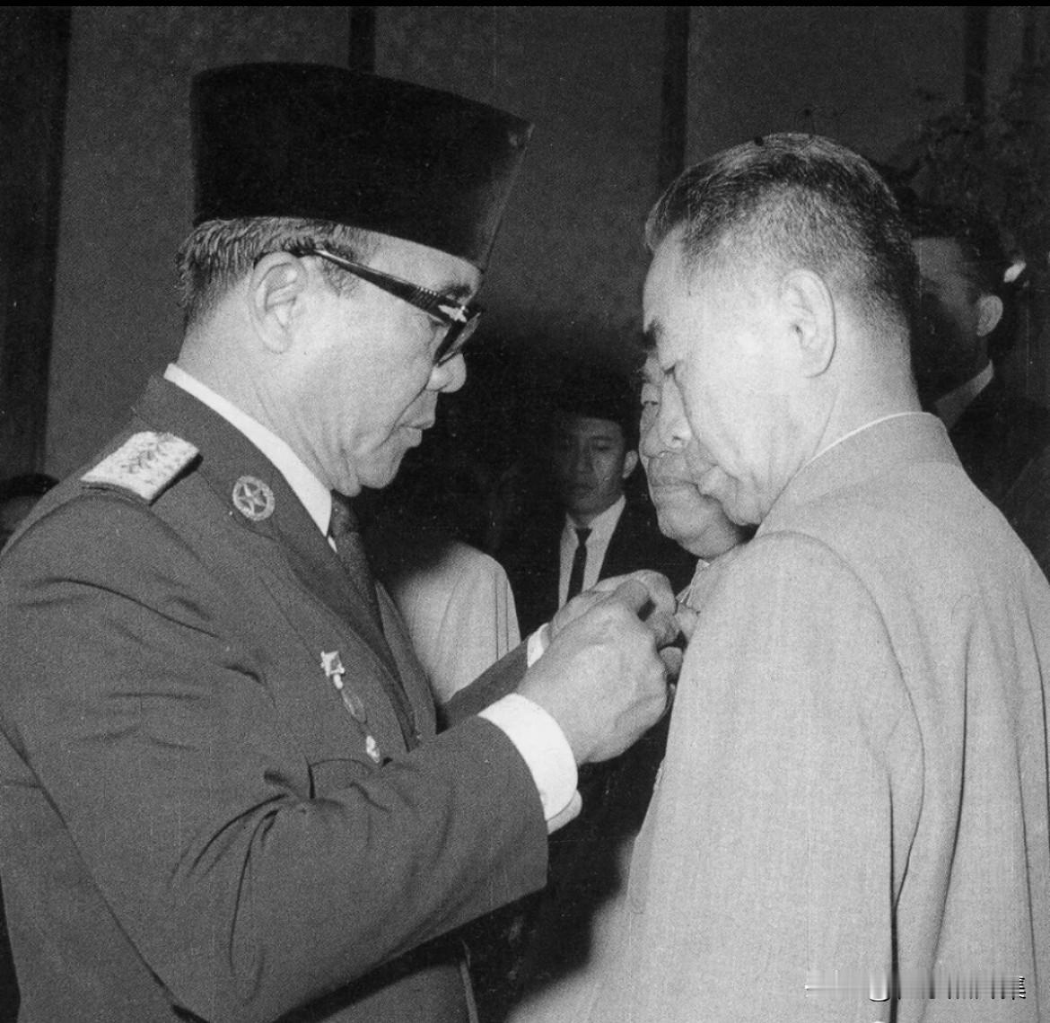 1961年6月14日，印度尼西亚总统苏加诺在北京人民大会堂授予周恩来总理二级共和