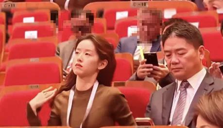 51岁的刘强东给所有男人提了个醒：你可以找比自己小的，也可以找漂亮的，但一定要找