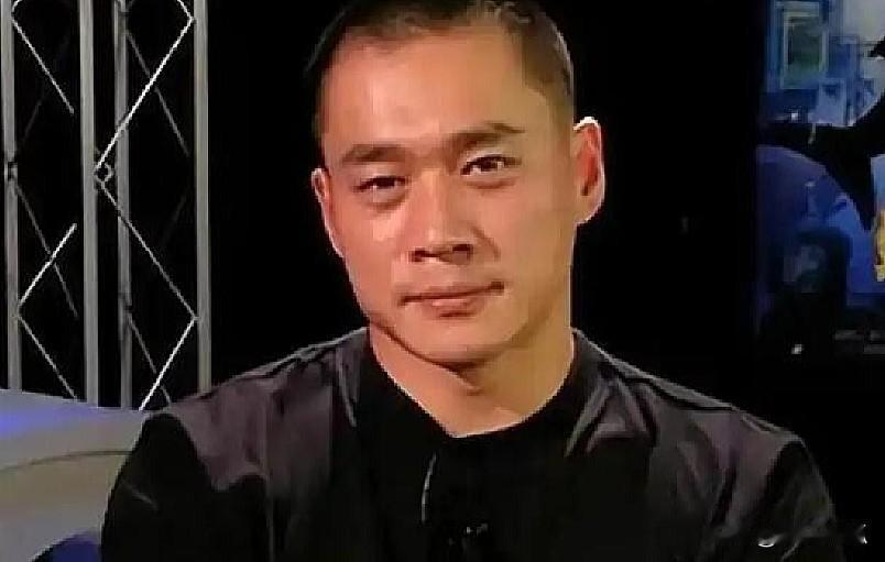 全网骂丁海峰移民美国的时候，我就觉得不对劲。当年那个敢真打真摔演武松的硬汉，能