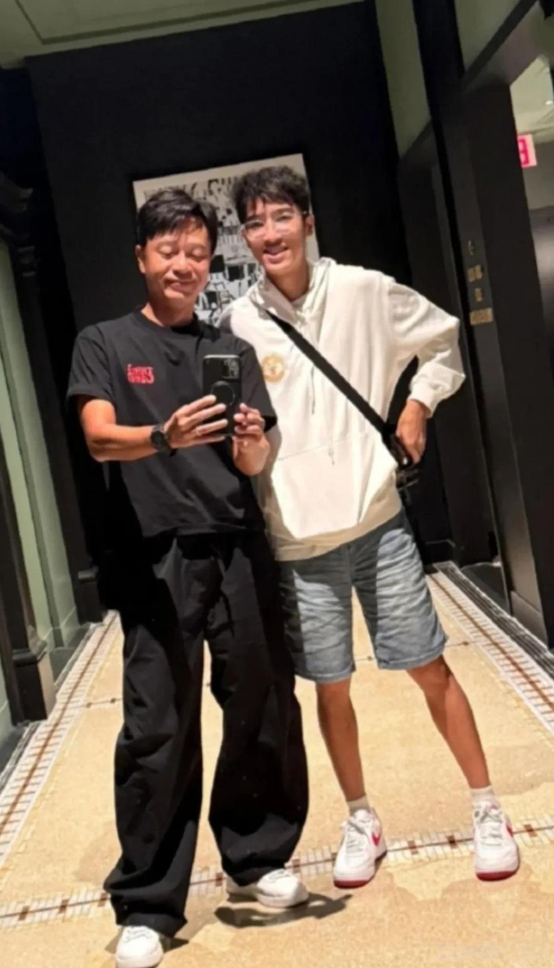 李克勤儿子Ryan赴纽约大学开学，并晒与父母的合照，这身高已经超过爸爸了啊！这