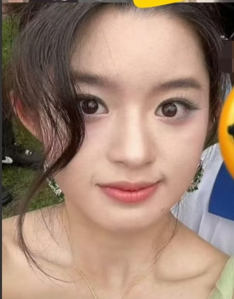 我侄女和黄杨钿甜是一个学校的我侄女回来就跟我说，她们学校的黄杨钿甜这下可太
