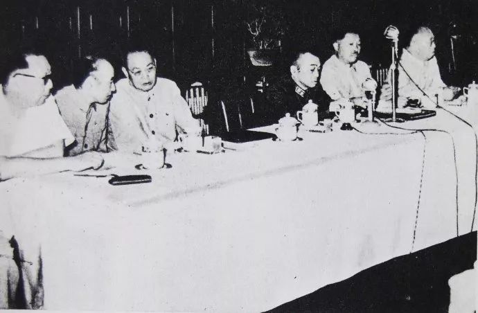 1958年，六大元帅同框。彭老总在讲话，林总和叶帅在交流什么问题。