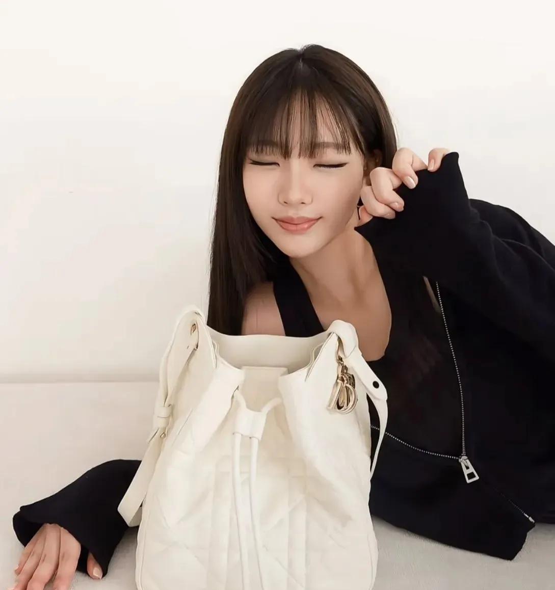 小S还是很厉害的，帮助女儿又接到代言。现在爸爸妈妈合体帮助一起来到女儿工作的地方
