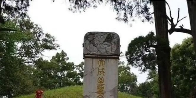 世人都以为孔子墓藏有珍宝，1966年被掘开，里面除了黄土，再无任何东西。孔