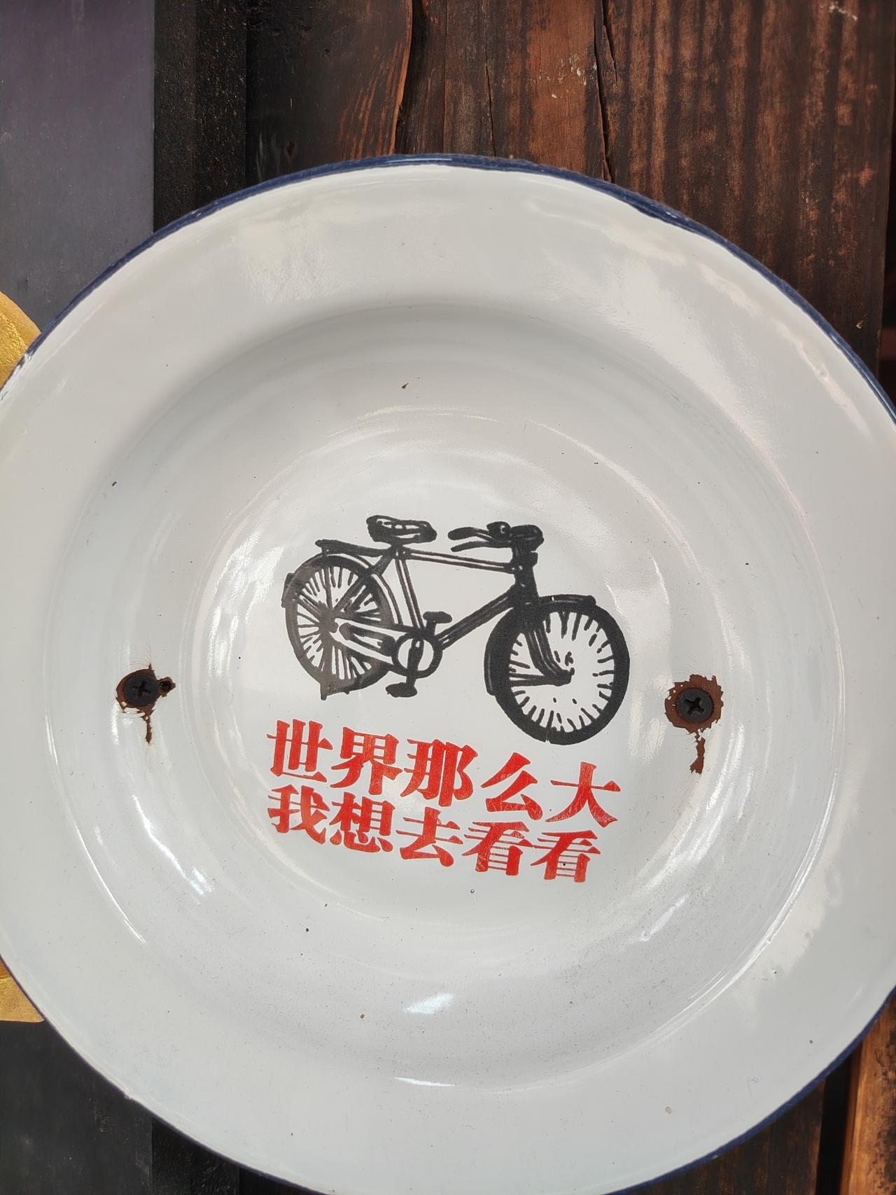 有人看蝴蝶在茧中挣扎得痛苦，好心用剪刀剪开了茧壳。蝴蝶虽然轻易爬了出来，但它的翅