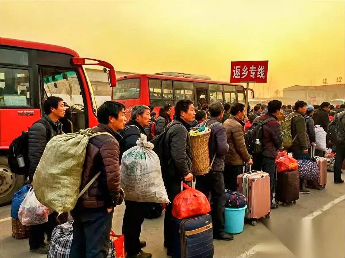 打工族为啥扎堆回村？真不是想躺平！当城市房租吃掉一半工资，加班到凌晨连外