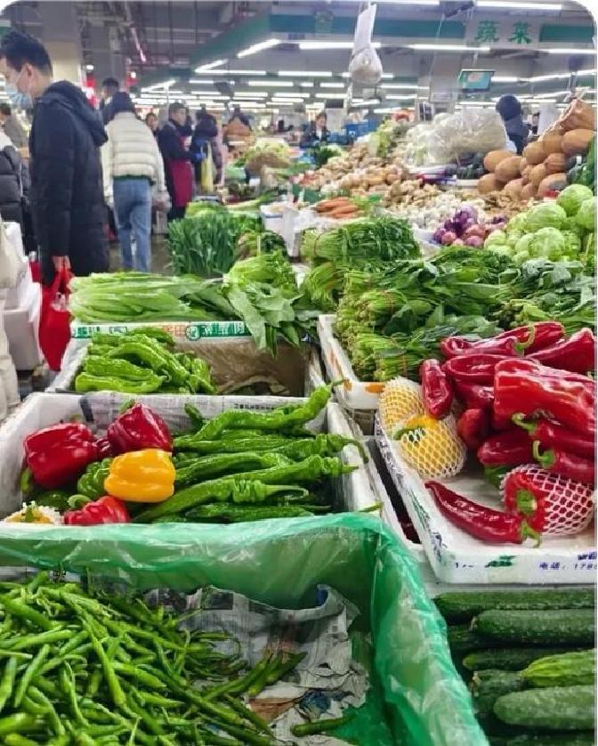 很多人都在说“蔬菜涨价是因为商家抬价，想赚黑心钱”，其实都错了。你有没有发现