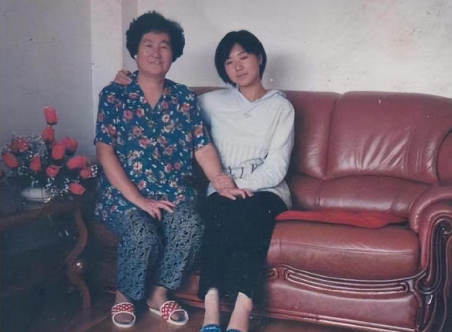 2000年，一对辽宁夫妇借了8万元将女儿送出国留学。可几年之后，女儿就再