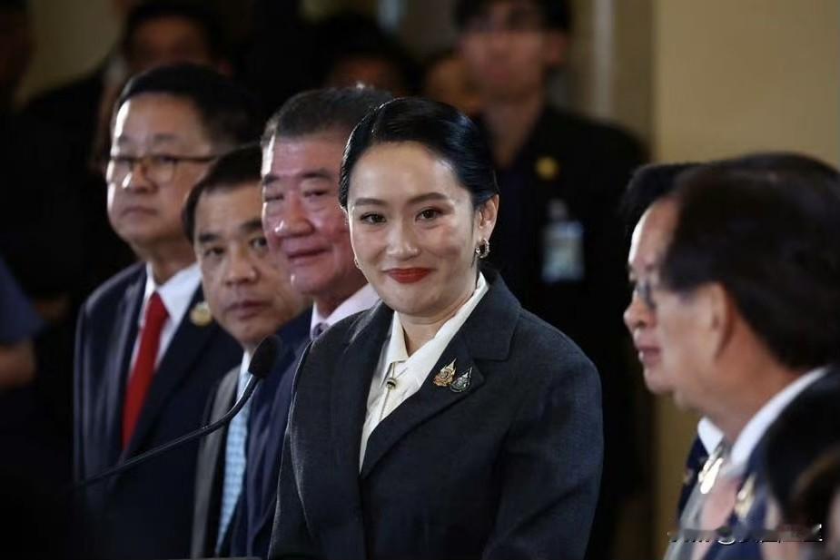 拍到了！佩通坦“强颜欢笑”的镜头！泰前总理佩通坦表态：尊重法院裁决，坚称无私