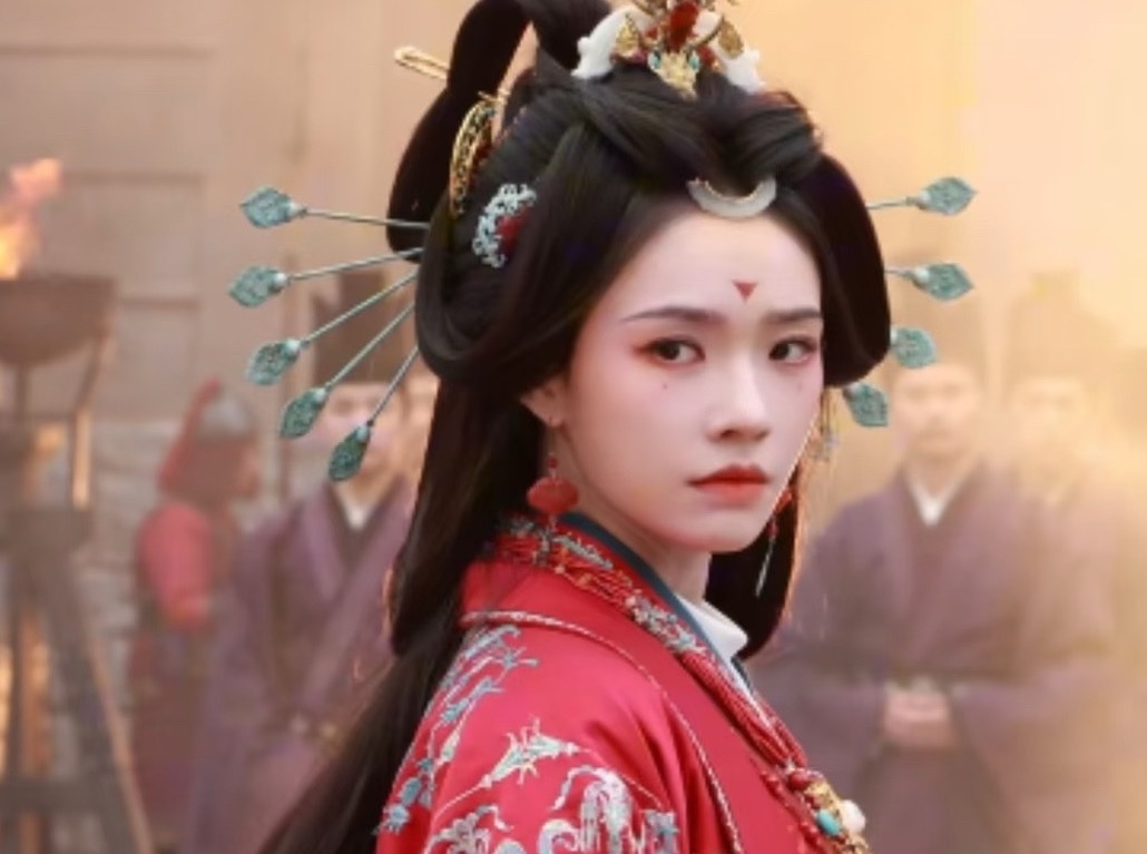 归鸾阵容官宣归鸾这个剧不管播的怎么样，林允感觉是归鸾最大赢家，有几个镜头真的很霸