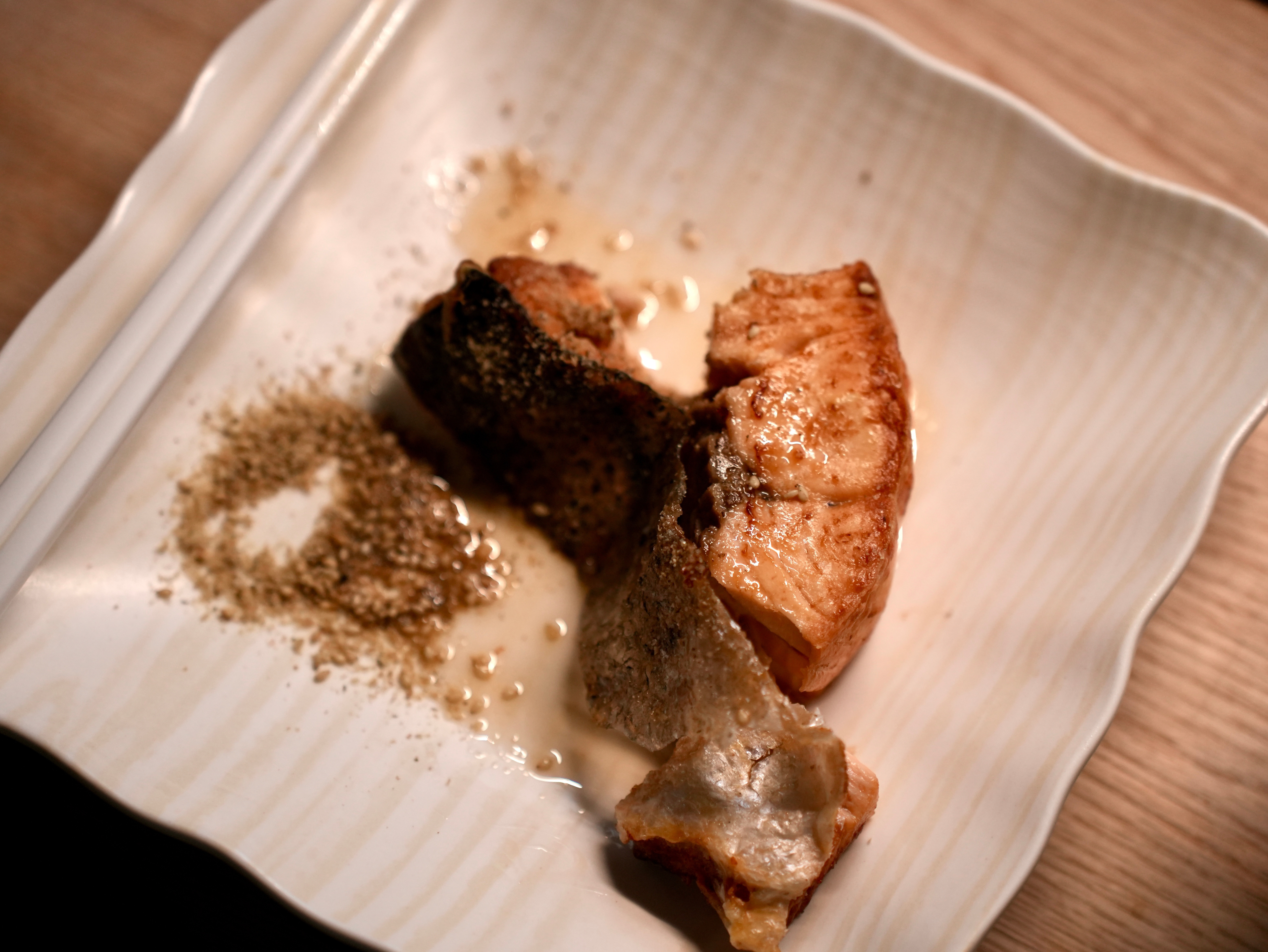 半夜饿了，烤了点鱼，煮了份葱油面，鱼皮烤得焦脆，面也劲道