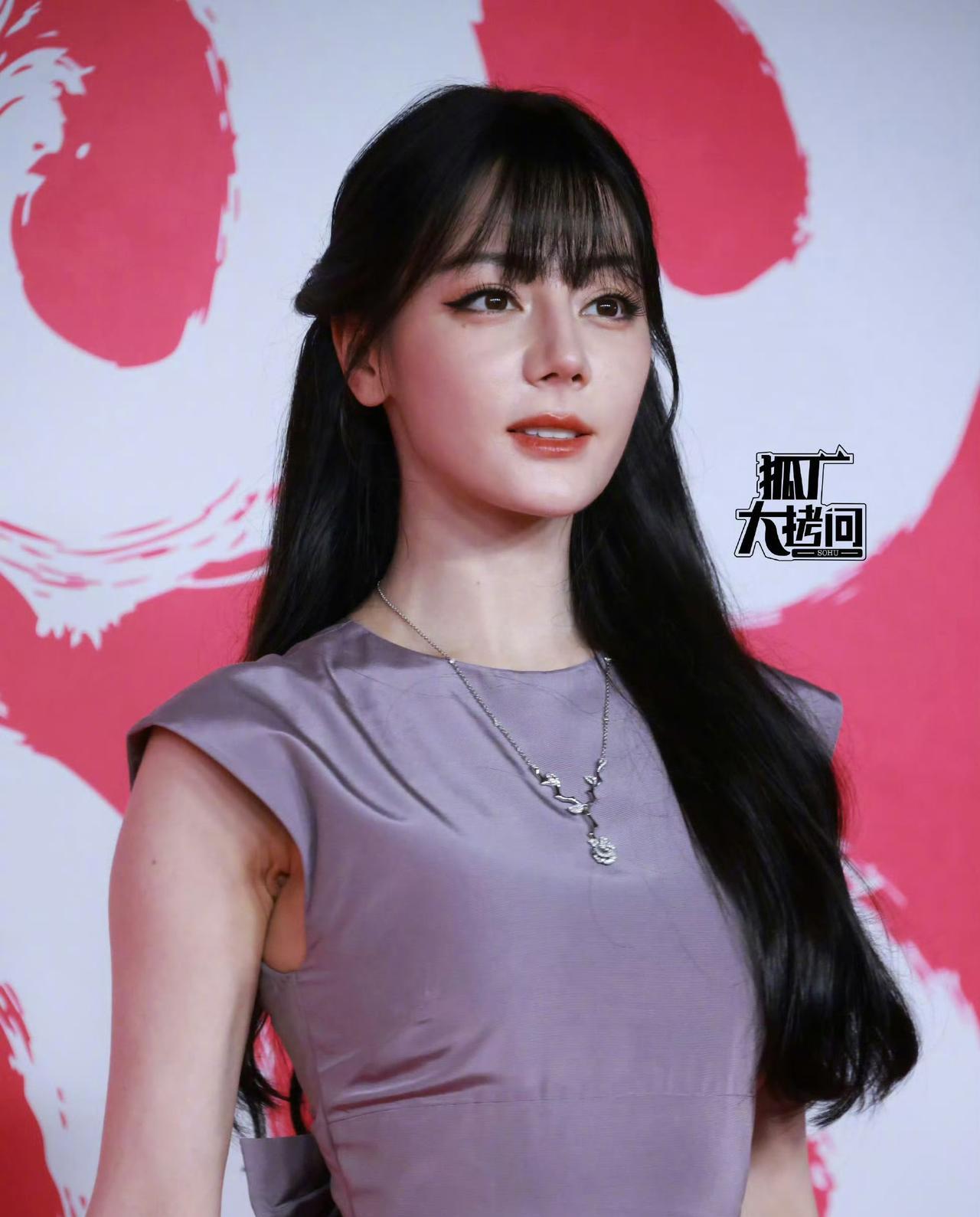 热巴真的好神奇，以前觉得她好美，今天的妆造感觉老了10岁，这个造型和发型真的好老