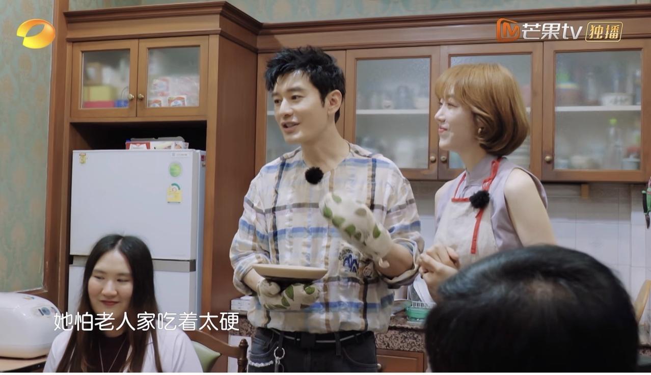 黄晓明确实是一个感性的人啊！他在《中餐厅》里受邀去一户老人家做饭。当他看