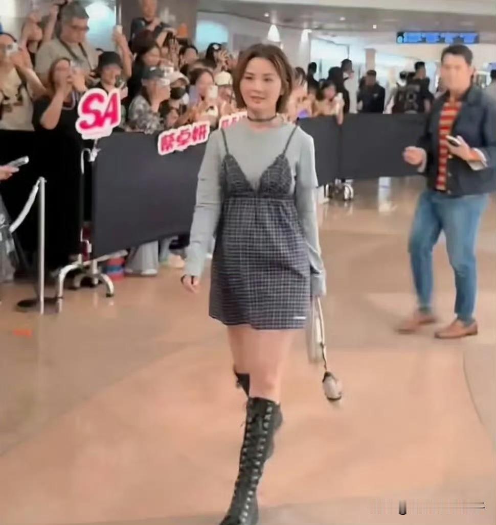 曝蔡卓妍疑似怀孕！9月18日，演员蔡卓妍登上热搜，这一次，不是与老公同框撒糖，