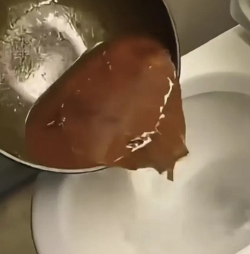 我妈在别人家做阿姨，将吃剩下的火锅汤过滤掉残渣后倒入马桶顺便冲走，雇主看见说火锅