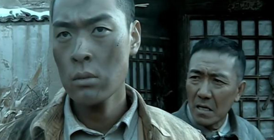 当年拍《亮剑》时，有一场打仗戏，“魏和尚”张桐抢镜头，跑到前面去了。结果李幼斌在