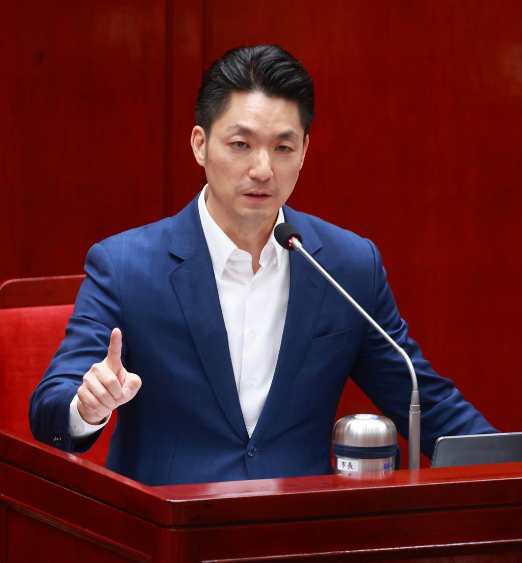 民进党议员颜若芳和市长蒋万安正面交锋实录。17日台北市议会的质询现场，因为致