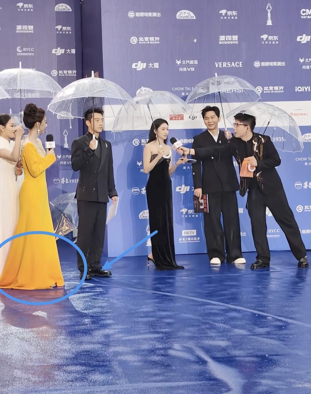 北影节开幕式这个女主持火了。第十六届北京国际电影节开幕式上突发暴雨，主持人和出