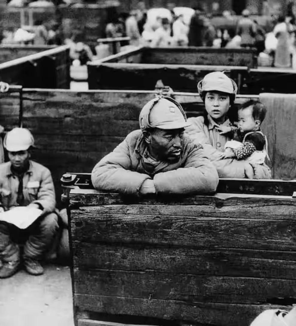 这张照片拍摄于1949年，一名国民党下级军官带领家属准备逃离大陆，这名军官神情沮