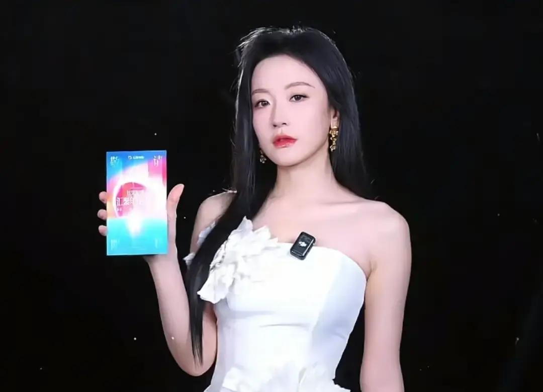 42%身价蒸发！韩雨桐被连夜除名海报刚发就被撤，名字直接抹掉。短剧《霓虹之