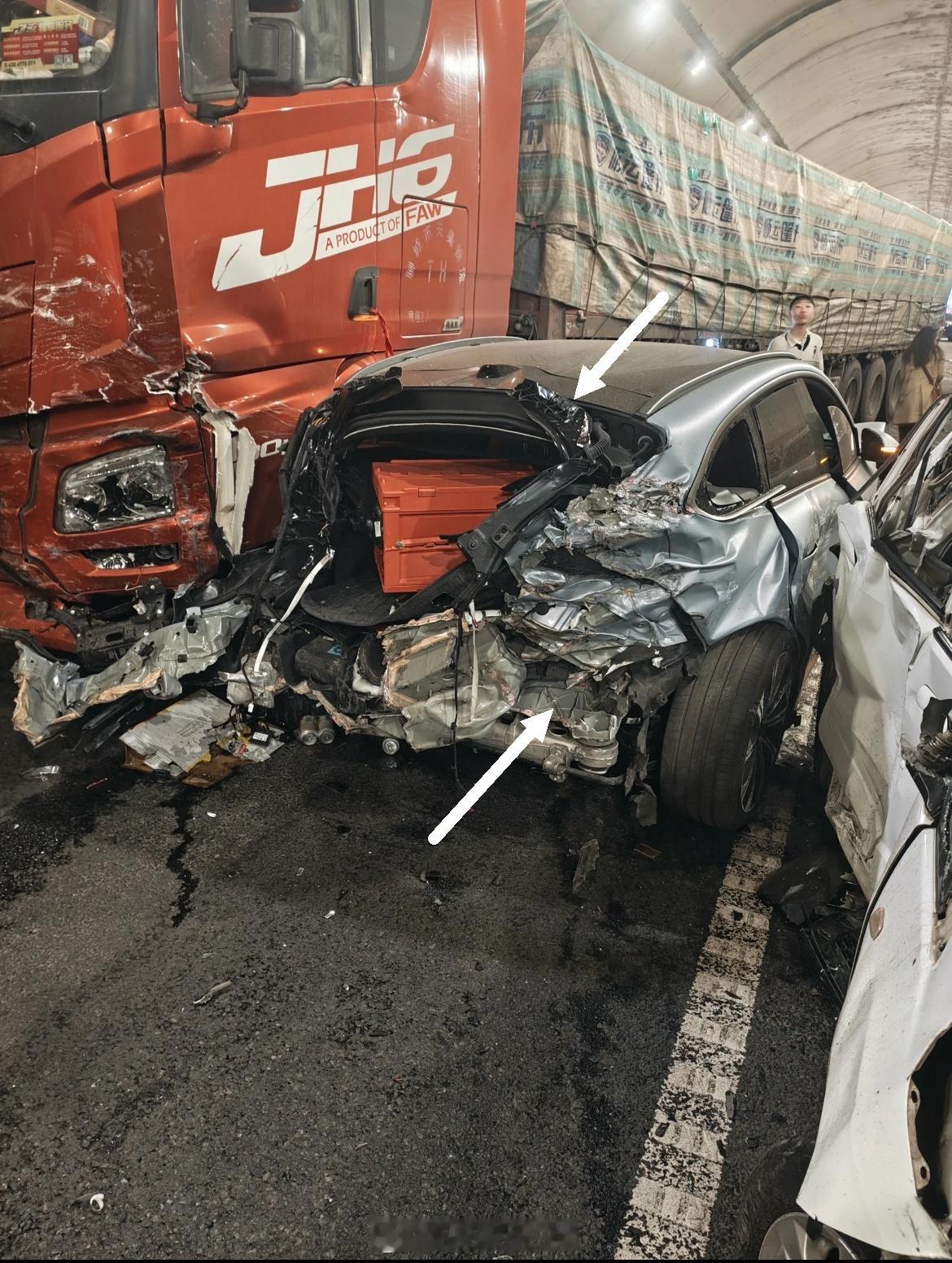 BIW交通事故一个隧道内被大货夹击的交通事故ET5T的尾部可以看已经受损的一体