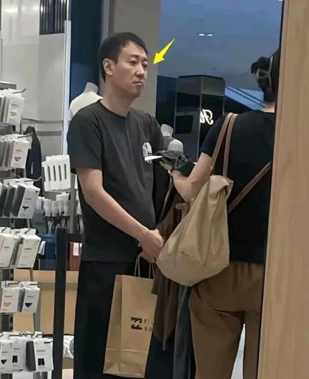 我问朋友，人活到50岁最怕什么？朋友放下咖啡杯，说去年在墨尔本商场看到朱媛媛一家