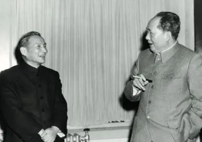 陈云曾说：“中共最大成就，就是培养出领袖毛主席。”毛主席是我党我军我国三者的创始