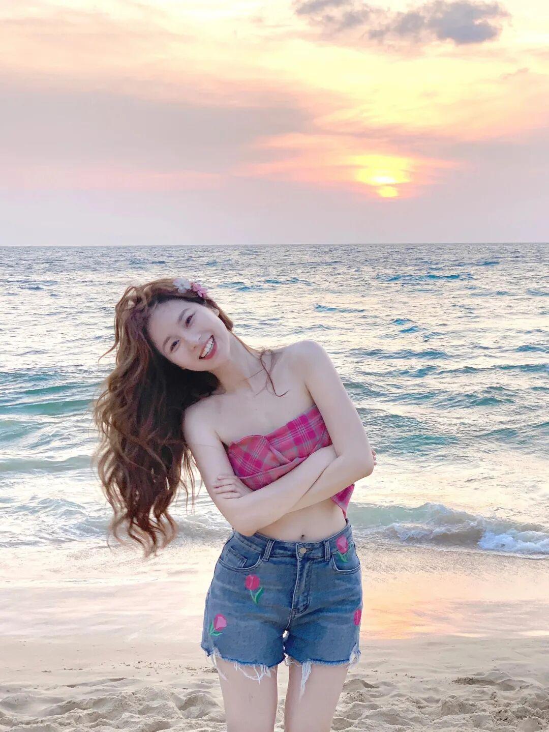 海边自带“滤镜”：蓝天、海浪、咸咸海风，把人衬得松弛又干净。想拍得漂亮不费劲，关