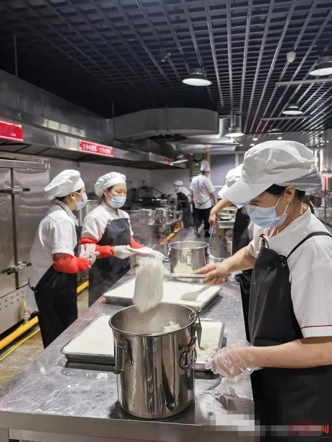 从此以后，学校食堂阿姨的手再也不抖了。四川巴州有一所学校的食堂，该食堂的20名
