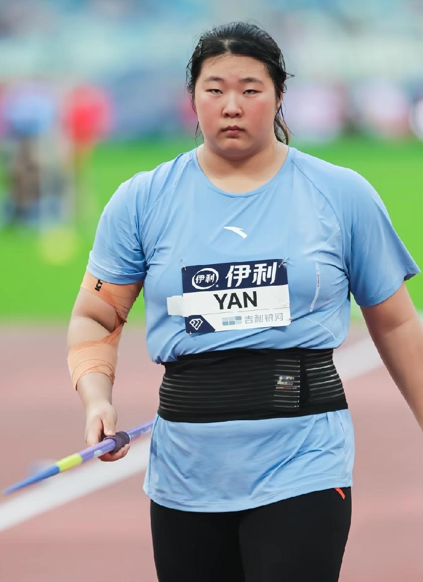 女子标枪世界纪录，正在瑟瑟发抖，因为，我们的严子怡，要上大招了。