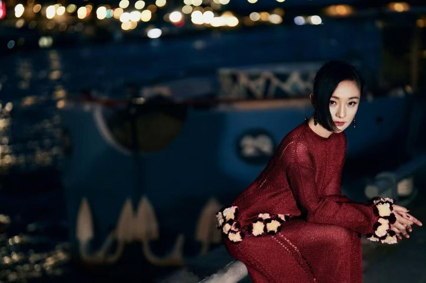 周迅高定女王看高定秀香奈儿“长公主”周迅坐镇巴黎高定秀场，一袭醒目的全身红造