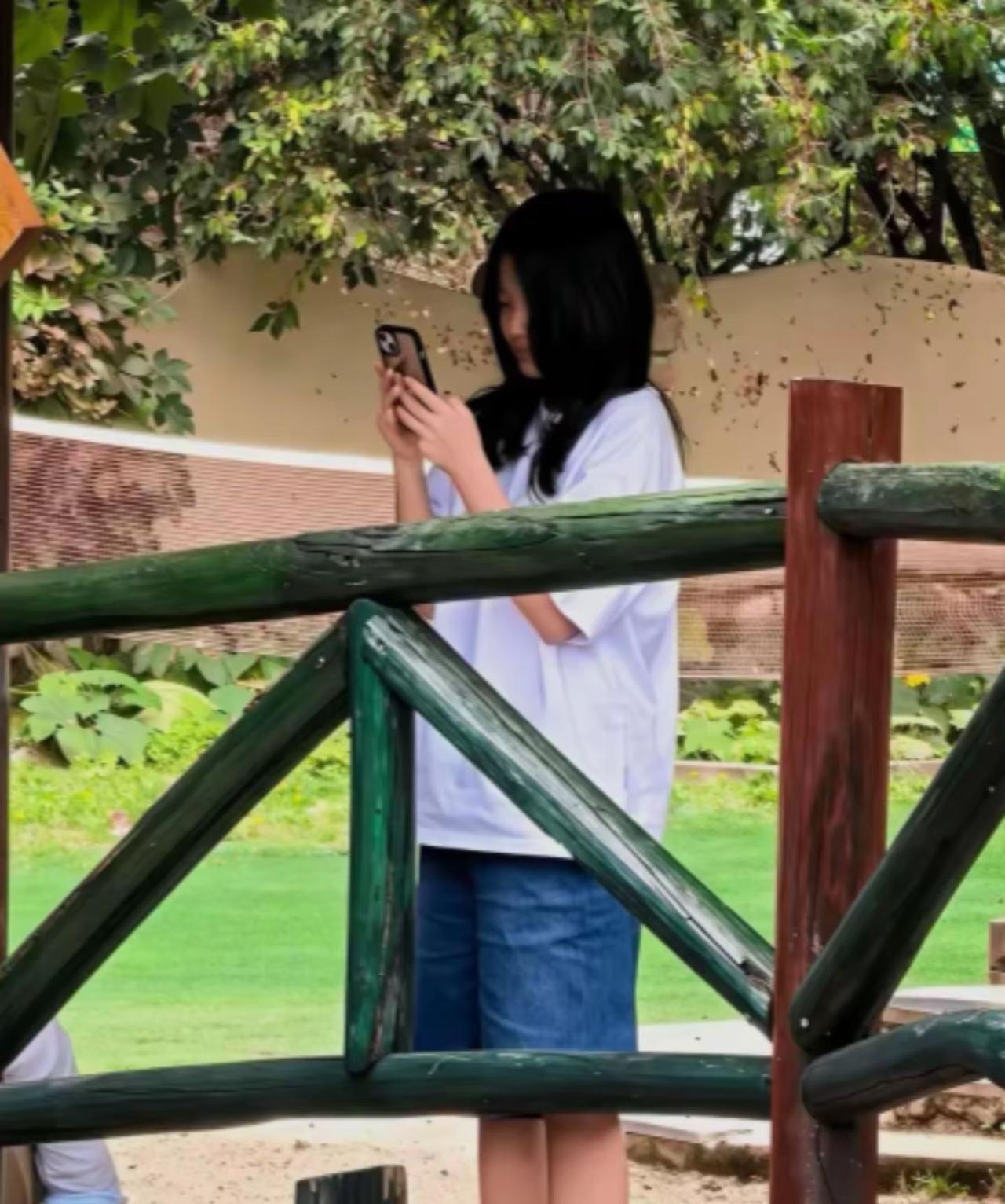 小玥儿的保姆是从出生就一直照顾孩子的，这保姆从内地带到湾湾的，包括司机也是，保姆