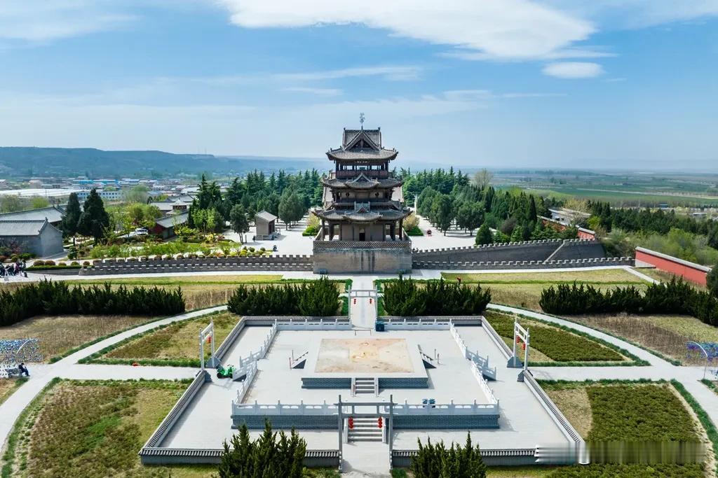 山西人游山西——秋风楼是后土祠的标志性建筑，坐落在万荣县汾河与黄河交汇之处的黄土