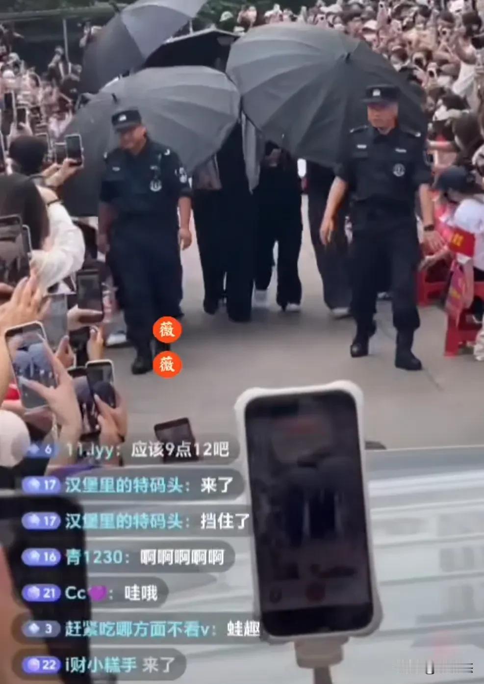 有谁知道这是哪位明星吗？为什么要挡的那么严实？
