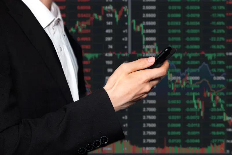 记住：股市里最昂贵的代价是“本金的永久性亏损”，而最宝贵的资产是“长期存活的能力