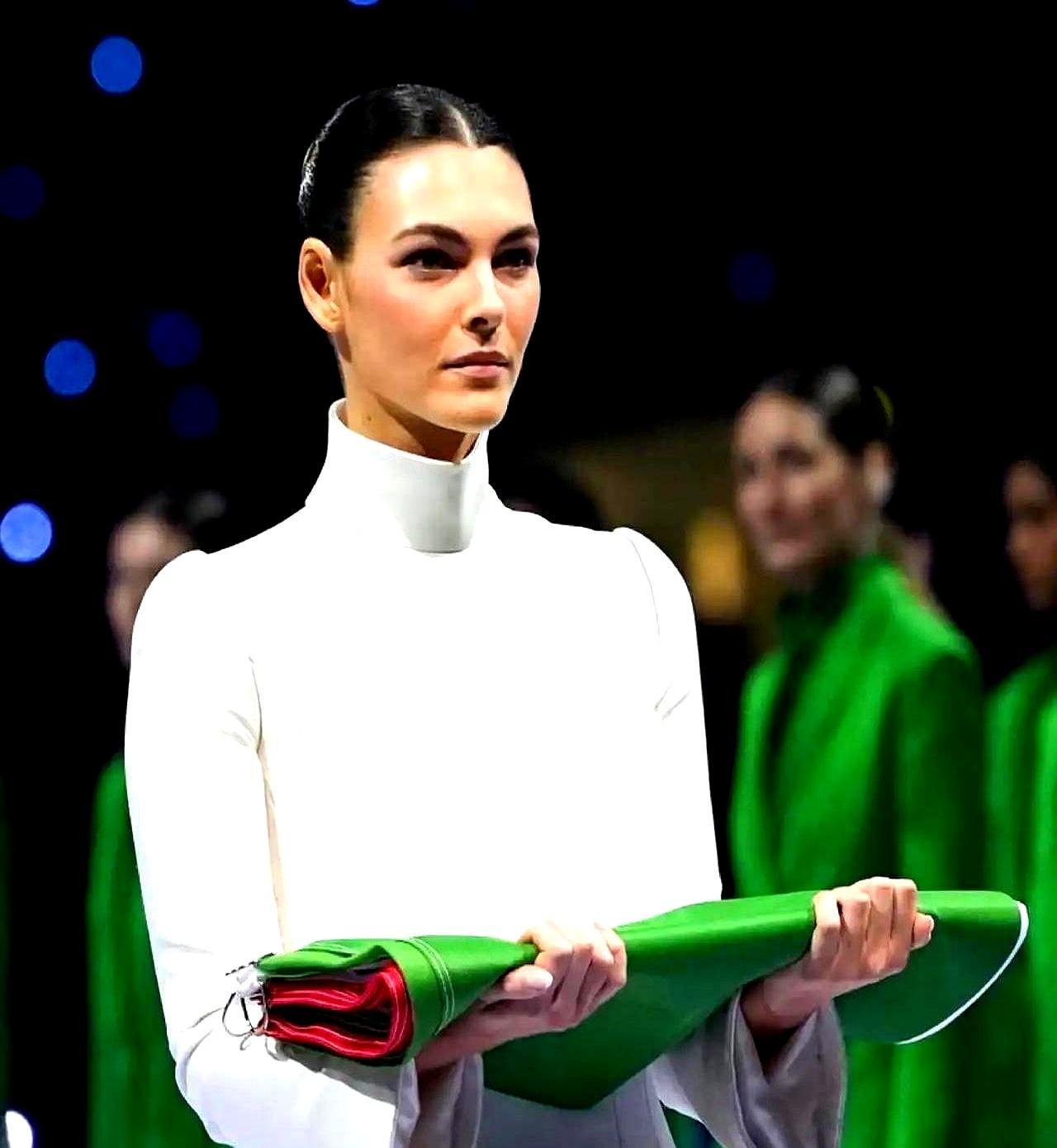 49岁的小李子，这次真栽了。20年的“25岁铁律”，为一个27岁的女人破了。