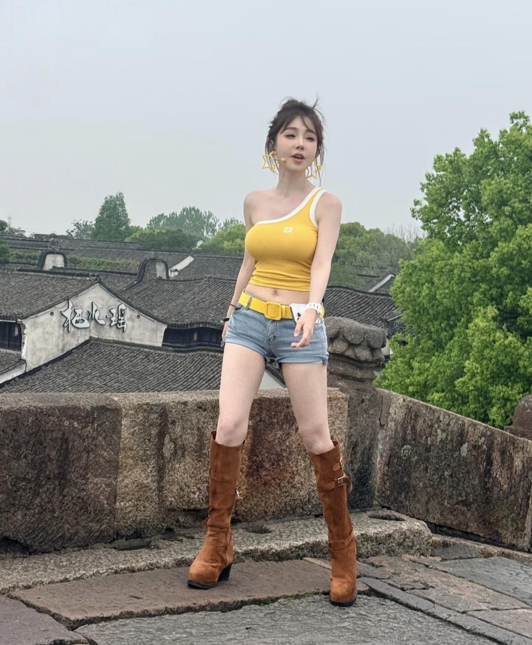 35岁女网红冯提莫在杭州塘栖古镇桥头被偶遇，她的穿衣打扮大胆火辣，露出双肩和双腿