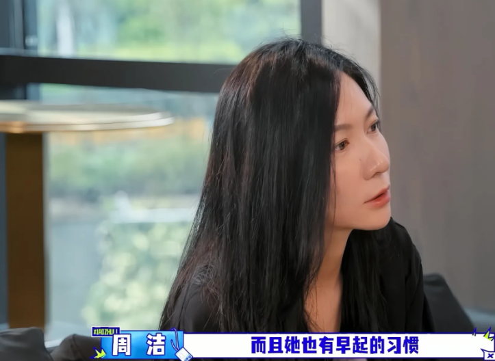 佟丽娅的经纪人对胡军和李乃文说：“丫丫有早起的习惯，她不睡懒觉。”胡军：“多早起？”经纪人：“早上七